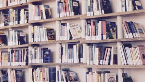 étagères de bibliothèque