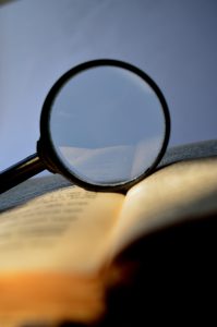 livre ouvert et loupe