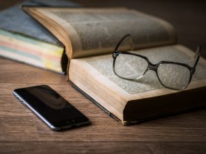 livres ouverts et lunettes et smartphone