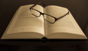lunettes sur livre ouvert