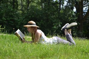femme lisant dans l'herbe